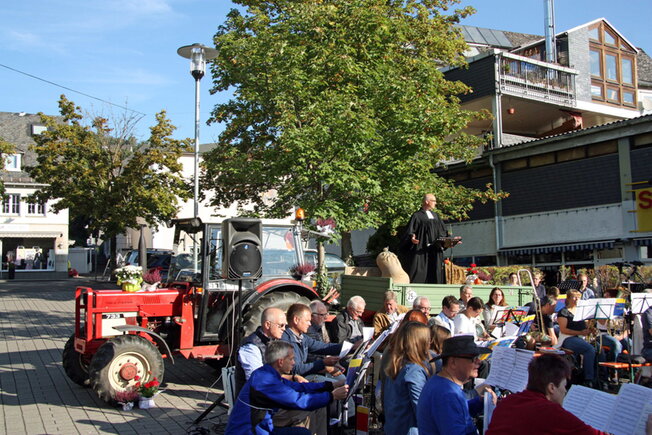 Allianz-Open-Air-Gottesdienst zum Bauern- & Ökomarkt mit Julia Beil