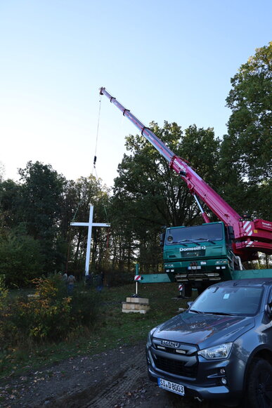 Neues Kreuz auf der Eierecke in Zeppenfeld aufgestellt