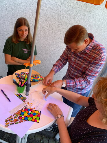 Ankommen bei der Konfettikirche. Jeder bekommt ein Namensschild.