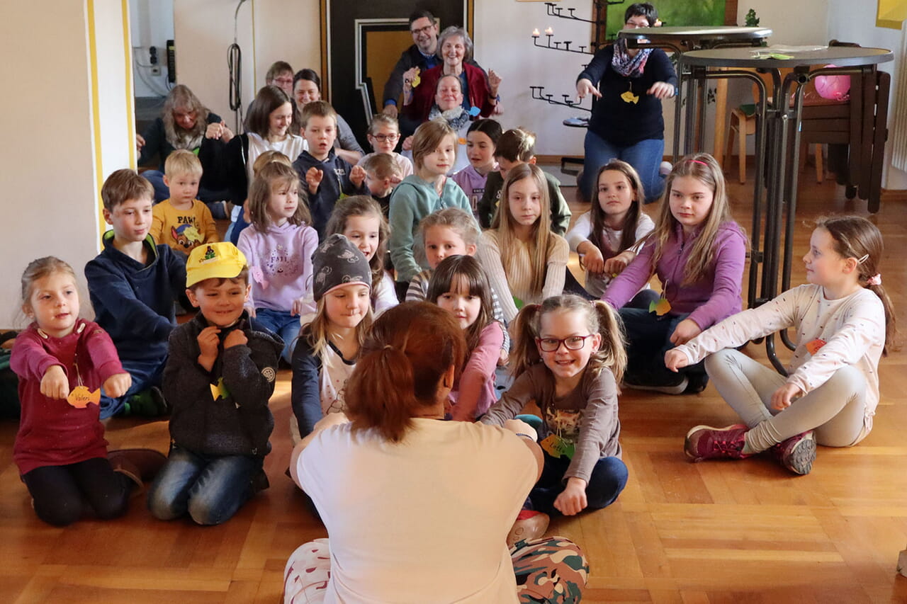 Beim Erndtebrücker Kinder-Weltgebetstag müssen sich die Mädchen und Jungen erst einmal auf den Weg ins Gastgeberland machen. Und so musste diesmal in der evangelischen Kirche durch den Stillen Ozean zu den Cook-Inseln gerudert werden.