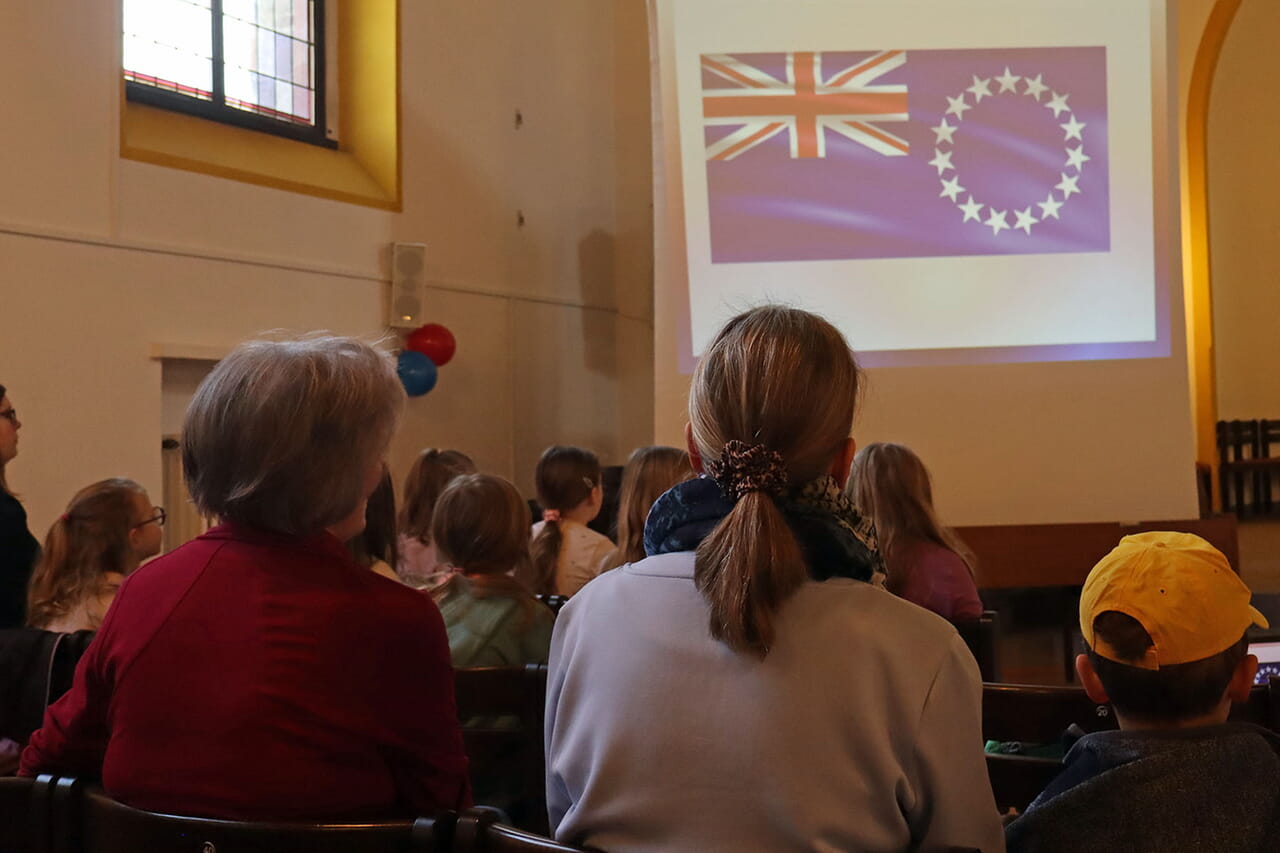 Eingebaut in die üblichen Kindergottesdienst-Abläufe erfuhren die Kinder in der Evangelischen Kirche Erndtebrück zum Weltgebetstag ganz viel über die Cook-Inseln.