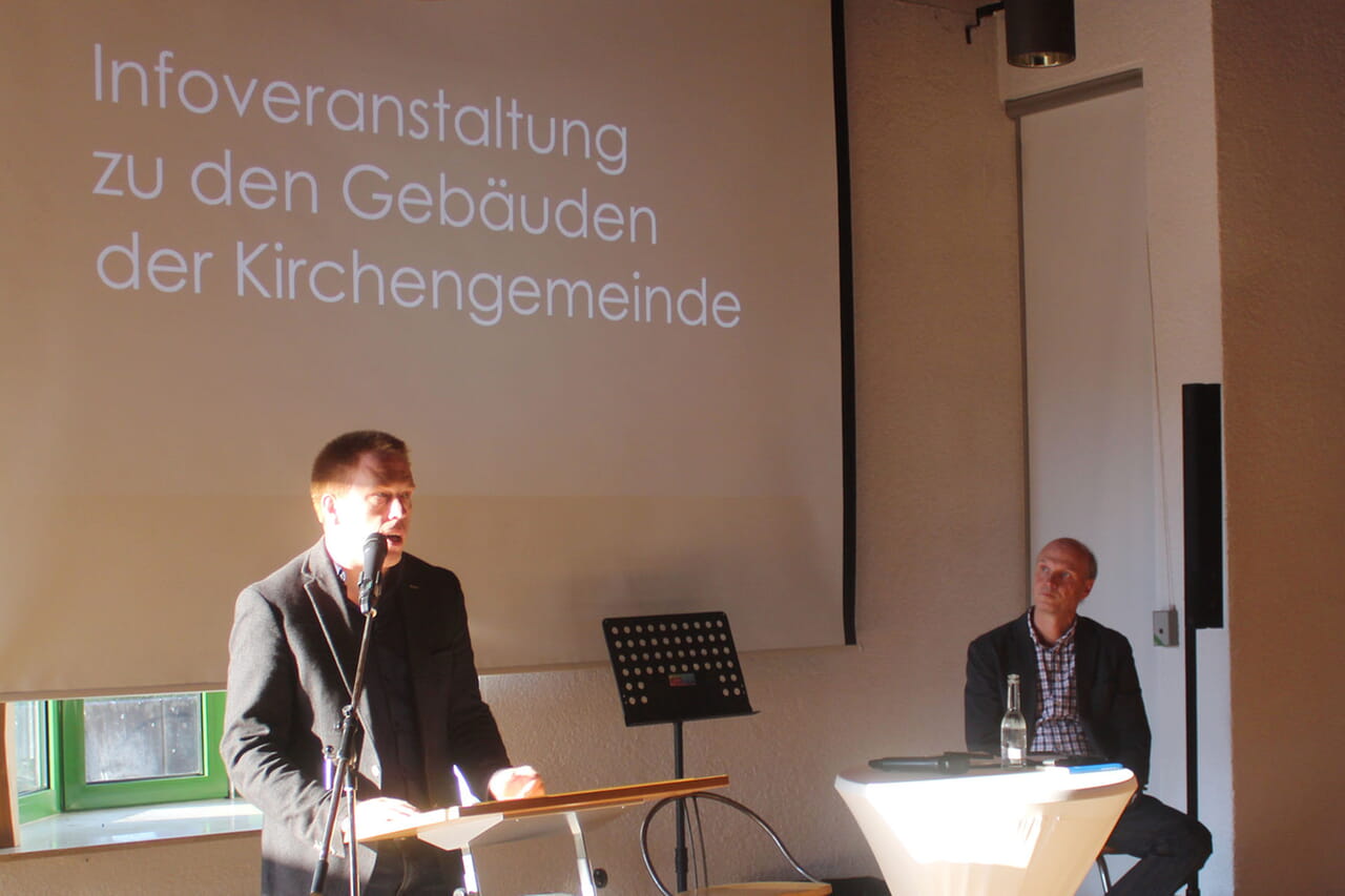 Pfarrer Dr. Tim Elkar stellte die Überlegungen des Presbyteriums vor. Der Siegener Pfarrer Stefan König moderierte den Abend.