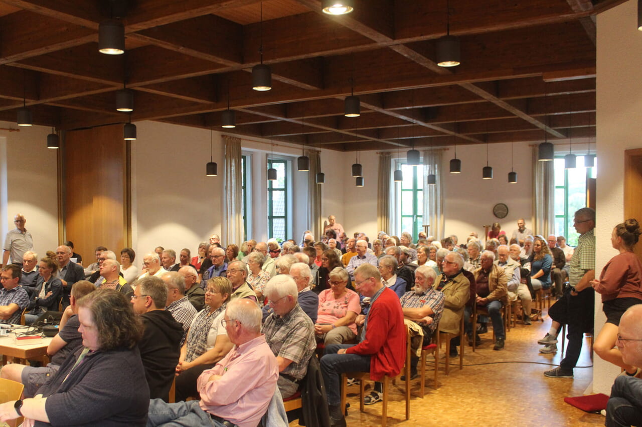 Das Interesse war sehr groß. 150 Menschen hatten sich auf den Weg ins Gemeindehaus gemacht, um beim Informationsabend zu unseren Gebäuden dabei zu sein.